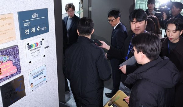 경찰이 15일 서울 여의도 국회 의원회관에서 통일교 금품 수수 의혹을 받는 전재수 더불어민주당 의원 사무실로 압수수색을 하기 위해 들어가고 있다. [사진=뉴시스]