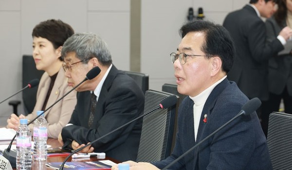 송언석 국민의힘 원내대표가 15일 서울 여의도 국회 의원회관에서 열린 '새벽배송 금지, 누구의 새벽을 위한 선택인가' 토론회에서 발언하고 있다.[사진=뉴시스]