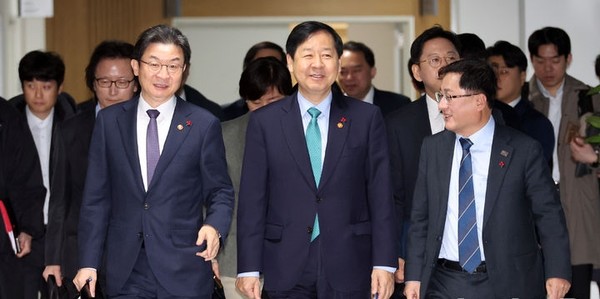 구윤철 부총리 겸 기획재정부 장관과 김성환 기후에너지환경부 장관, 이억원 금융감독위원장 등이 16일 세종시 정부세종청사에서 열린 산업경쟁력강화 관계장관회의 겸 성장전략 TF 회의에 참석하고 있다. [사진=뉴시스]