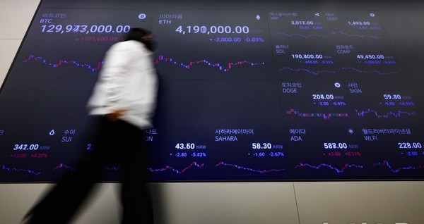 강남구 업비트 고객센터에 비트코인을 비롯한 가상화폐 시세가 표시되고 있다. [사진=뉴시스]