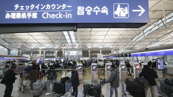 인천국제공항 제1여객터미널에서 여행객들이 출국 수속을 받고 있다.[사진=뉴시스]