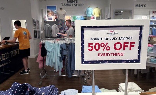 미 일리노이주 로즈먼트의 한 소매점에 7월4일 미 독립기념일을 앞두고 50% 세일 실시를 알리는 안내장이 붙어 있다.[사진=뉴시스]