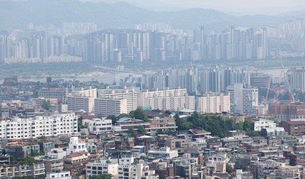 서울 남산에서 바라본 시내 주택단지.[사진=뉴시스]