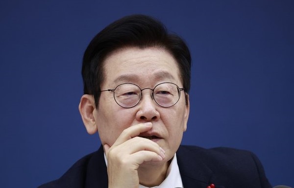 이재명 대통령이 16일 세종시 정부세종컨벤션센터에서 열린 보건복지부(질병관리청)·식품의약품안전처 업무보고에서 정은경 보건복지부 장관의 발언을 듣고 있다. [사진=뉴시스]