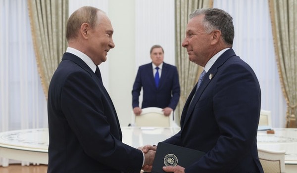 블라디미르 푸틴 러시아 대통령(왼쪽)과 스티브 위트코프 미국 특사가 지난 8월 6일(현지 시간) 러시아 모스크바에서 회담하면서 악수하고 있다. [사진=뉴시스]