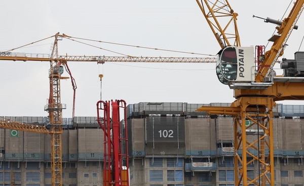 서울 시내 한 아파트 공사 현장에 타워크레인이 설치돼있다. [사진=뉴시스]