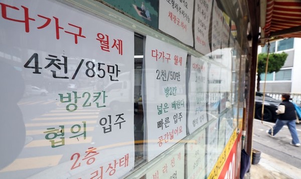  전세가 월세로 대체되는 '전세의 월세화' 현상이 가속화중인 15일 서울 한 부동산에 월세 매물이 보이고 있다.[사진=뉴시스]