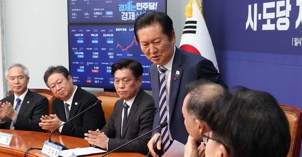 정청래 더불어민주당 대표가 18일 오전 서울 여의도 국회에서 열린 시·도당지방선거기획단 연석회의에서 발언을 마치고 자리를 떠나고 있다. [사진=뉴시스]