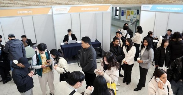 '2025년도 K-수출전사 아카데미 외국인 유학생 채용박람회'가 열린 28일 부산 금정구 부산외국어대학교 만오기념홀에서 외국인 유학생들이 취업상담을 받고 있다.  이날 행사에는 31개 기업과 유관기관 7곳 등이 참가해 외국인 유학생을 대상으로 취업상담을 진행했다.[사진=뉴시스]