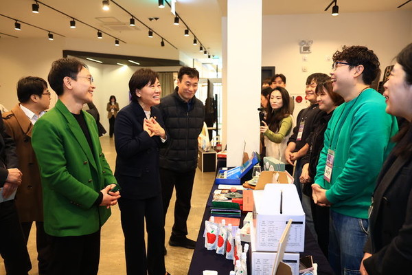 농림축산식품부는 18일 서울 중구 커뮤니티하우스 마실에서 '농촌창업 네트워크 간담회 및 투자 쇼케이스'을 개최했다고 밝혔다. [사진=농식품부 ]