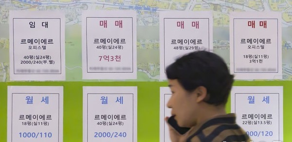 매매 및 전세 매물이 붙어있는 공인중개업소 모습. [사진=뉴시스 ]