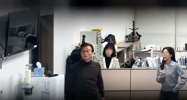 통일교 금품 수수 의혹을 받는 전재수 전 해양수산부 장관이 15일 서울 여의도 국회 의원회관 내 자신의 사무실에서 경찰의 압수수색을 지켜보고 있다. [사진=뉴시스]