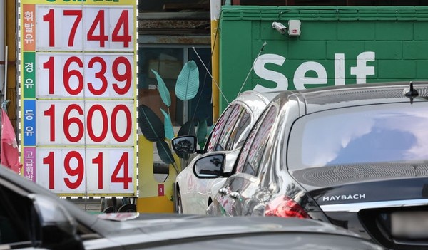 기름값이 7주 만에 하락세로 전환한 14일 오전 서울 중구의 한 주유소에 휘발유가 고환율의 여파로 여전히 1700원 대에 판매되고 있다.  한국석유공사 유가정보시스템 오피넷에 따르면 12월 둘째 주(12월7일~12월11일) 전국 주유소 휘발유 판매가는 리터(ℓ)당 1746원으로 직전 주 대비 0.7원 하락했다. [사진=뉴시스]