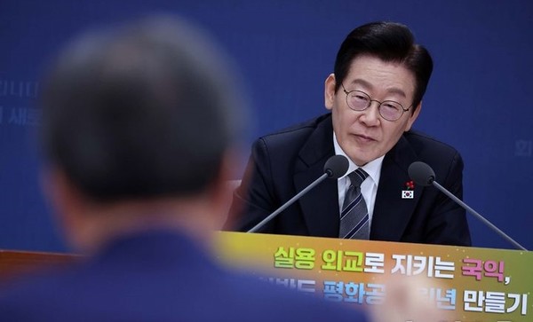 이재명 대통령이 19일 서울 종로구 정부서울청사 별관에서 열린 외교부(재외동포청)·통일부 업무보고에서 조현 외교부 장관에게 질문하고 있다. [사진=뉴시스]