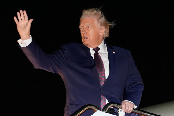 도널드 트럼프 미 대통령이 19일(현지 시각) 메릴랜드주 앤드루스 공군기지에서 대통령 전용기 에어포스원에 탑승하면서 손을 흔들고 있다. [사진=뉴시스]