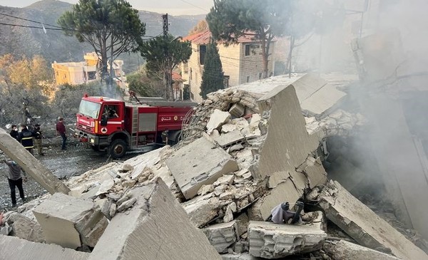 이스라엘군이 12월 21일에도 레바논 남부에 무인기 폭격을 가해 2명의 사상자를 냈다.  사진은 12월 4일 레바논 남부 즈바에서 이스라엘 공습으로 파괴된 빌딩 잔해 주변에 현지 소방대가 모여 있는 광경.  [사진=뉴시스]