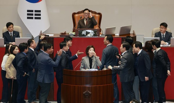 나경원 국민의힘 의원이 9일 서울 여의도 국회에서 열린 제429회국회(정기회) 제16차 본회의에서 가맹사업거래의 공정화에 관한 법률 일부개정법률안에 대한 필리버스터를 하던 중 의제와는 관련없는 발언을 이어가며 물을 마시고 있다. 여야 의원들이 나와 언쟁을 벌이고 있다. [사진=뉴시스]