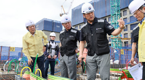 김윤덕(왼쪽) 국토교통부 장관과 김영훈(왼쪽 세번째) 고용노동부 장관이 18일 서울 용산구 청년주택 신축 공사 현장을 찾아 불법하도급 합동 점검을 하고 있다. [사진=고용노동부 ]