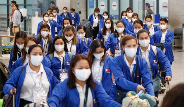 외국인 가사관리사 시범사업에 참여하는 필리핀인 가사관리사들이  인천국제공항을 통해 입국하고 있다. [사진=뉴시스]