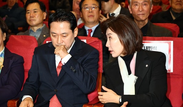 장동혁 국민의힘 대표가 26일 오전 서울 여의도 국회 의원회관에서 열린 '1905-1945 독립외교 40년 이승만의 외로운 투쟁' 시사회에서 나경원 의원과 대화하고 있다. [사진=뉴시스]