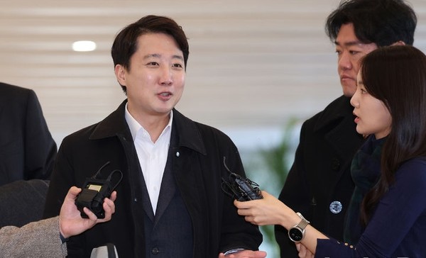 이준석 개혁신당 대표가 21일 서울 종로구 광화문 KT 빌딩에 마련된 김건희 특검(특별검사 민중기) 사무실에 윤석열 전 대통령 부부의 공천개입 의혹 관련 조사를 받기 위해 피의자 신분으로 출석하던 중 취재진의 질문에 답하고 있다.[사진=뉴시스]