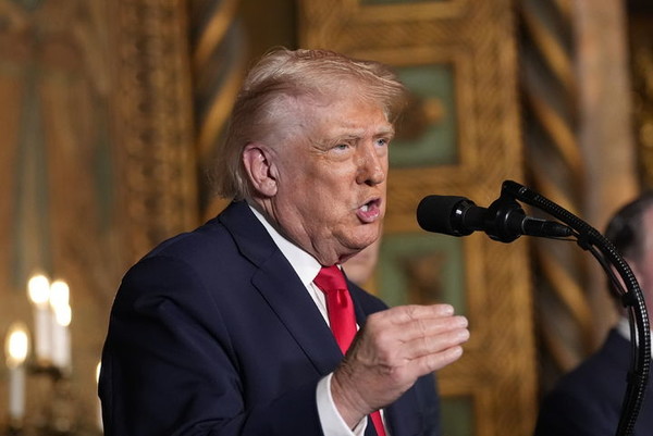 도널드 트럼프 미국 대통령이 22일(현지 시간) 미국 플로리다 팜비치 마러라고에서 '트럼프급' 신예 항공 모함 건조 계획을 발표하고 있다. [사진=뉴시스]