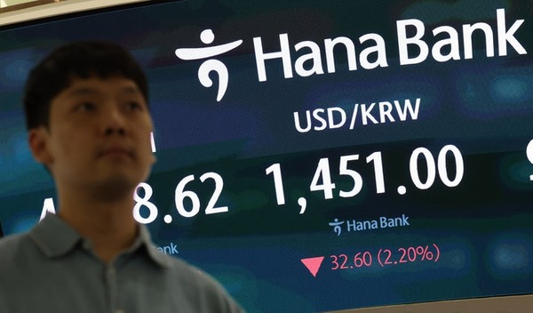  당국의 외환시장 구두 개입이 이뤄진 24일 오후 서울 중구 하나은행 딜링룸 전광판에 원달러 환율이 전 거래일보다 32.60원(2.20%) 내린 1451.00원을 나타내고 있다. [사진=뉴시스]