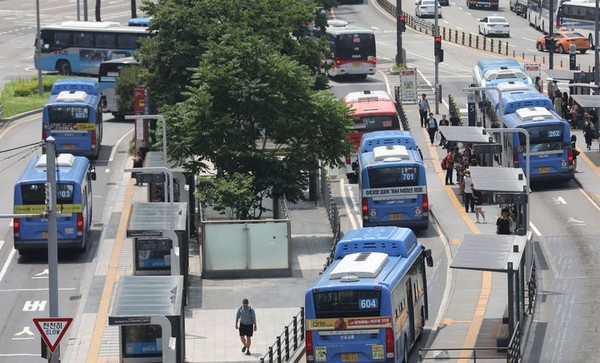 서울 중구 서울역 환승센터에서 버스가 다니는 모습. [사진=뉴시스]