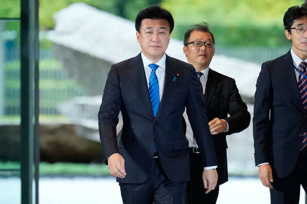 일본 정부는 중국이 "충분한 투명성이 결여된 채 핵미사일 전력을 포함한 군사력을 광범위하며 급속도로 증강하고 있다"고 25일 밝혔다. 사진은 지난 10월 지난 21일 기하라 미노루 관방장관이 총리 관저로 들어서고 있는 모습.[사진=뉴시스]