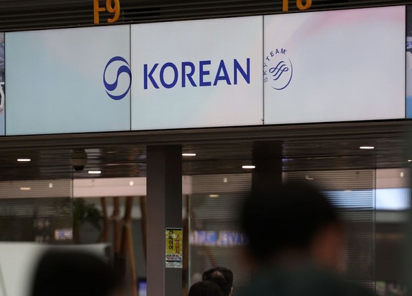  12일 인천국제공항 제2여객터미널 대한항공 체크인카운터 전광판에 새롭게 적용된 CI가 표출되고 있다. 아시아나항공과의 통합 출범에 나서는 대한항공은 한국을 대표하는 통합 항공사임을 강조하기 위해 고유의 태극마크를 현대적 이미지로 구현한 CI(Corporate Identity)를 41년 만에 교체했다.사진=뉴시스]