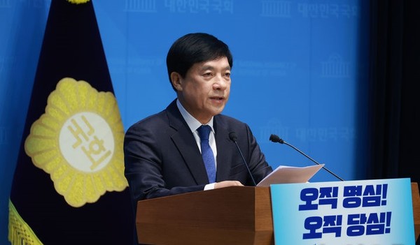 이성윤 더불어민주당 의원이 14일 서울 여의도 국회 소통관에서 최고위원 출마 기자회견을 하고 있다. [사진=뉴시스]