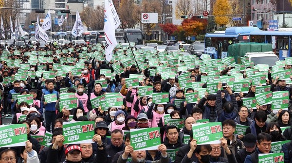 공공운수노조 조합원들이 지난 11월 29일 서울 용산 대통령실 인근에서 열린 '공공운수노조 총력투쟁 결의대회'에서 노조법 2·3조 시행령 폐기 촉구 피켓을 들고 있다. [사진=뉴시스]