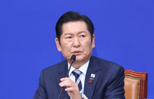 정청래 더불어민주당 대표가 26일 오전 서울 여의도 국회에서 기자회견을 열고 취재진 질문에 답변하고 있다. [사진=뉴시스]