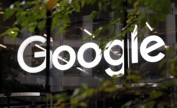 런던 시내 한 건물에서 보이는 구글 로고. [사진=뉴시스]