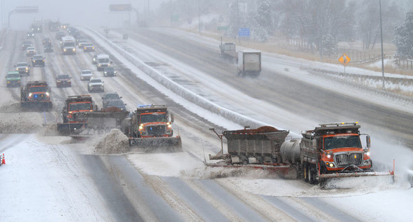 미 5대호 지방에서 동부 지역으로 이동한 겨울 폭풍으로 인해 성탄절에서 새해 초에 이르는 전국의 항공편과 자동차 여행이 큰 지장을 받게 되었다고 미 국립기상청이 12월 27일 경고했다.  사진은 올해 12월3일 폭설이 내린 뒤 미 25번 고속도로의 콜로라도 스프링스와 덴버 사이의  모뉴먼트 힐 부근에 출동한 콜로라도주 제설차량 부대가 노면의 눈을 치우면서 전진하는 광경.  [사진=뉴시스]