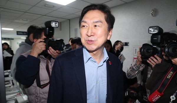 김기현 국민의힘 의원이 지난 17일 오전 서울 여의도 국회 의원회관 사무실로 들어가고 있다.[사진=뉴시스]