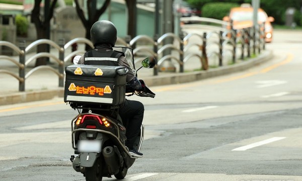서울 시내에서 한 배달 기사가 음식을 싣고 이동하고 있다.[사진=뉴시스]