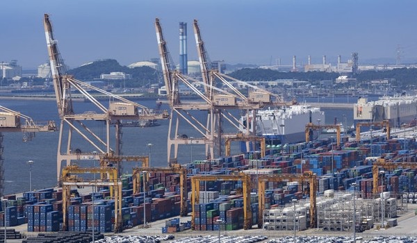 경기 평택항 부두 야적장에 수출용 컨테이너와 차량들이 쌓여 있다. [사진=뉴시스]