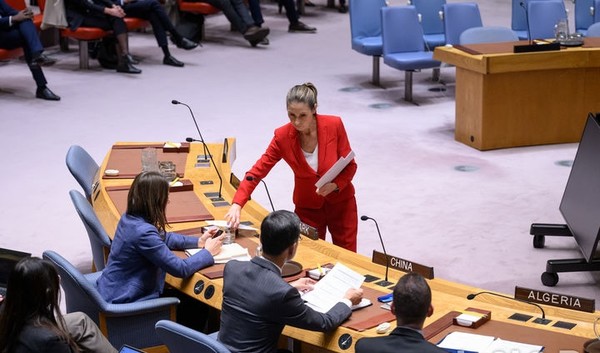 유엔안전보장 이사회가 12월 말로 끝나는 대테러 사무국(CTED)의 임기를 229년 1월 5일까지 연장하는 결이안을 12월 29일 통과시켰다.  사진은 유엔본부에서 열린 안보리의 11월 12일 회의에서 빨간 옷을 입은 진행요원이 국제사법재판소 판사 선거 투표지를 나눠주고 있는 광경. [사진=뉴시스]