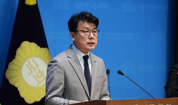 진성준 더불어민주당 의원이 31일 서울 여의도 국회 소통관에서 원내대표 선거 출마 기자회견을 하고 있다.  [사진=뉴시스]