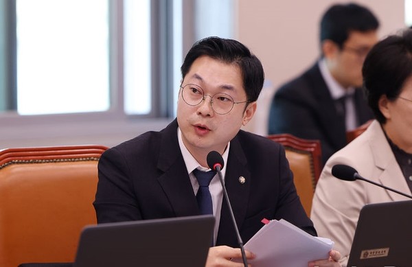 김동아 더불어민주당 의원이 지난 10월 16일 오전 서울 여의도 국회 산업통상자원중소벤처기업위원회에서 열린 대한무역투자진흥공사·한국무역보험공사 등에 대한 국정감사에서 장영진(왼쪽) 한국무역보험공사 사장에게 질의하고 있다. [사진=뉴시스]