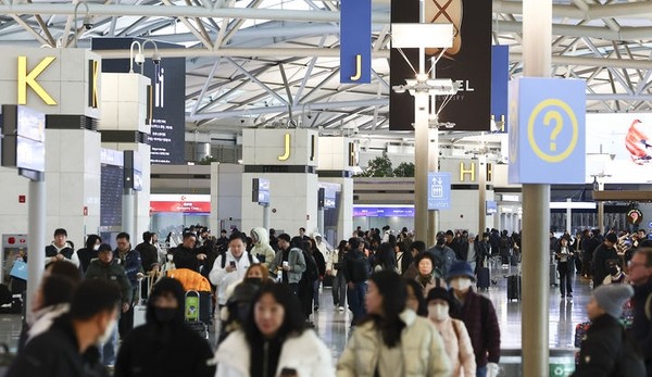 인천 중구 인천국제공항 제1여객터미널에서 여행객들이 출국 수속을 받고 있다.[사진=뉴시스]