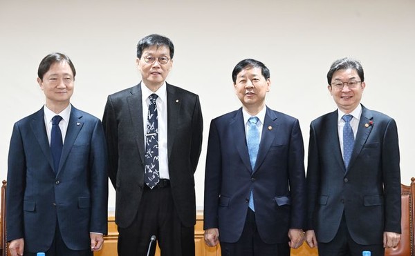 구윤철 부총리 겸 기획재정부 장관이 28일 서울 중구 은행연합회에서 열린 시장상황점검회의에 앞서 기념촬영 하고 있다. 왼쪽부터 이찬진 금융감독원장, 이창용 한국은행 총재, 구 부총리, 이억원 금융위원장. [사진=기획재정부 ]