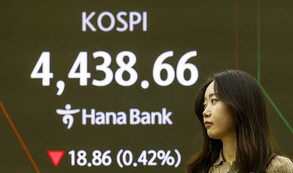 6일 서울 중구 하나은행 딜링룸에서 직원들이 업무를 보고 있다. [사진=뉴시스]