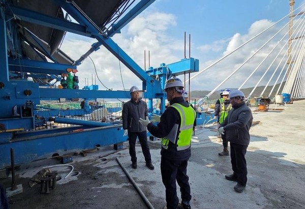 지난해 3월 6일 안전보건공단 경남지역본부가 교량 건설현장 안전 점검을 실시하고 있다. [사진=안전보건공단 경남본부 ]