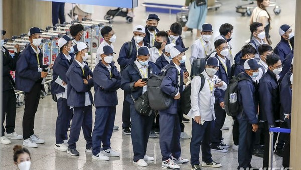 지난 2023년 6월 20일 오전 인천국제공항 제1터미널 입국장에서 미얀마에서 온 외국인근로자들이 입국하고 있다. [사진=뉴시스]