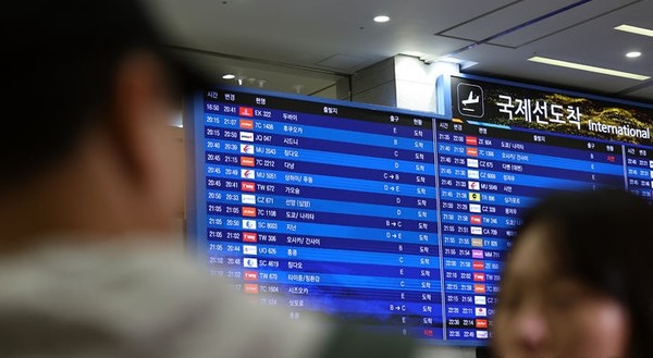 이란 사태 여파로 중단됐던 아랍에미리트(UAE) 두바이공항에서 인천국제공항으로 오는 직항편 운항이 재개된 6일 인천국제공항 제1여객터미널을 통해 귀국한 두바이 출발 EK322편 탑승객이 인터뷰를 하고 있다.[사진=뉴시스]