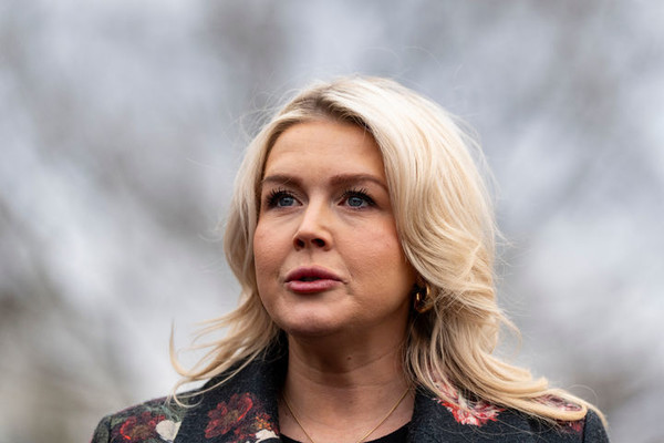 캐럴라인 레빗 백악관 대변인이 18일(현지 시간) 백악관 경내에서 취재진 질문에 답하고 있다. [사진=뉴시스]