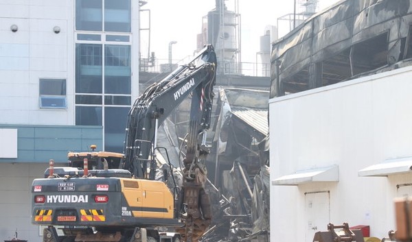 20일 대전 대덕구 문평동 안전공업에서 발생한 화재 이튿날인 21일 오전 11시께 화재로 인해 발생한 현장 잔해 정리도 시작됐다. [사진=뉴시스]