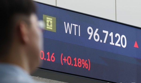 22일(현지 시간) CNBC에 따르면 도널드 트럼프 행정부가 종전 시점을 명확히 제시하지 못하면서 시장과 기업 경영진의 긴장감도 커지고 있다. 사진은 지난 13일 오전 서울 중구 우리은행 본점 딜링룸 전광판에 서부텍사스산중질유(WTI) 가격이 표시되어 있다.[사진=뉴시스]